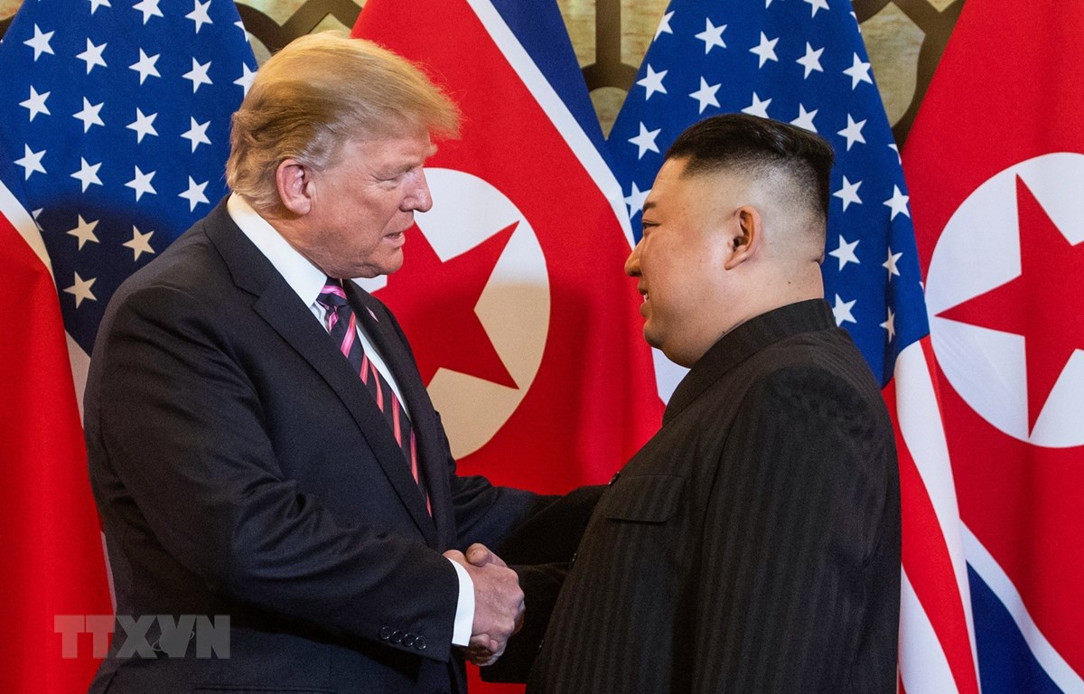 C&aacute;i bắt tay lịch sử giữa Tổng thống Mỹ Donald Trump (tr&aacute;i) v&agrave; Chủ tịch Triều Ti&ecirc;n Kim Jong-un tại Hội nghị thượng đỉnh Mỹ-Triều lần hai ở H&agrave; Nội ng&agrave;y 27/2. (Nguồn: AFP/TTXVN)