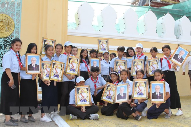 Các em học sinh Campuchia chào đón đoàn. (Ảnh: Minh Hưng/TTXVN)