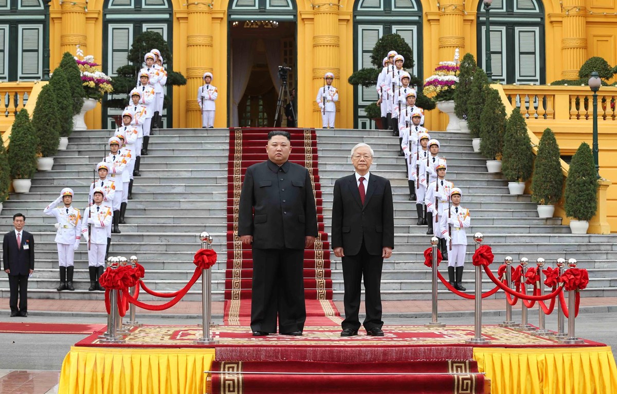 Tổng B&iacute; thư, Chủ tịch nước Nguyễn Ph&uacute; Trọng v&agrave; Chủ tịch Triều Ti&ecirc;n Kim Jong-un tr&ecirc;n bục danh dự, thực hiện nghi lễ ch&agrave;o cờ. (Ảnh: Tr&iacute; Dũng/TTXVN)