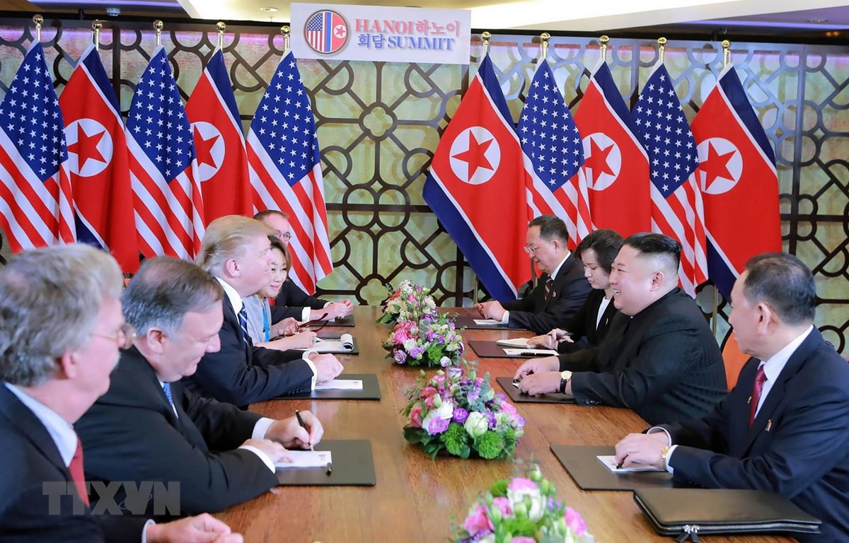 Tổng thống Mỹ Donald Trump (thứ 3, tr&aacute;i) v&agrave; Chủ tịch Triều Ti&ecirc;n Kim Jong-un trong cuộc gặp tại Hội nghị thượng đỉnh Mỹ-Triều lần hai tại H&agrave; Nội. (Ảnh: AFP/TTXVN)