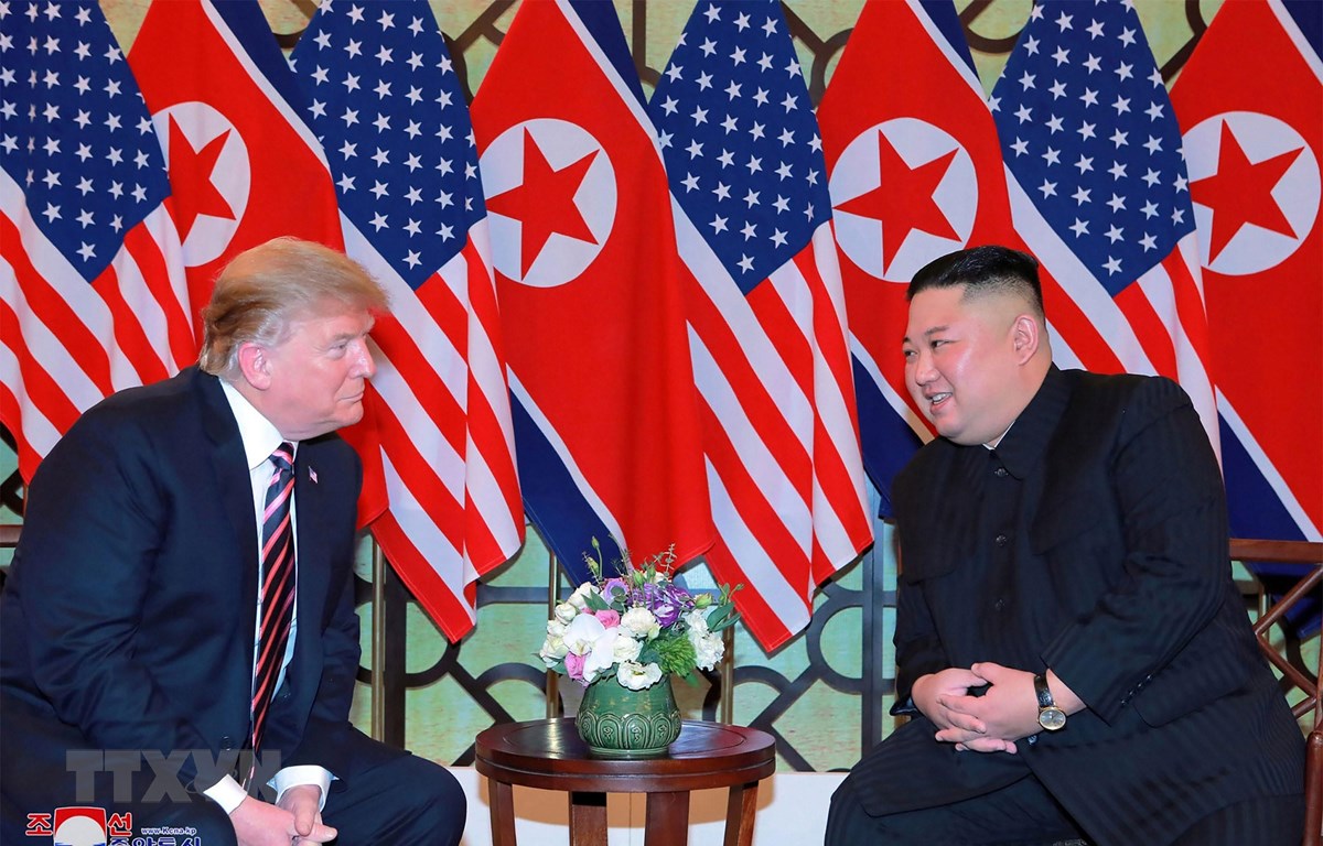 Tổng thống Mỹ Donald Trump (tr&aacute;i) trong cuộc gặp Chủ tịch Triều Ti&ecirc;n Kim Jong-un tại ng&agrave;y l&agrave;m việc đầu ti&ecirc;n của Hội nghị thượng đỉnh Mỹ-Triều lần hai ở H&agrave; Nội, ng&agrave;y 27/2/2019. (Ảnh: AFP/TTXVN)


