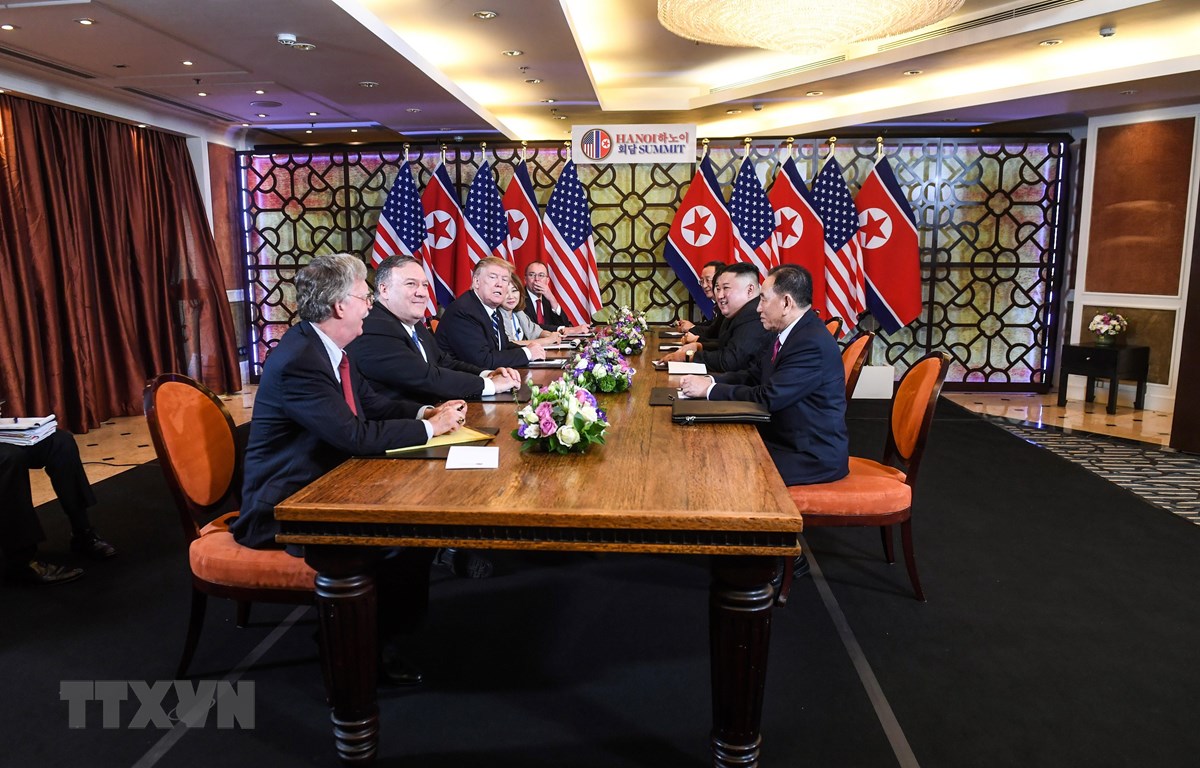 Tổng thống Mỹ Donald Trump (thứ 3, tr&aacute;i) v&agrave; Chủ tịch Triều Ti&ecirc;n Kim Jong-un (thứ 2, phải) tại cuộc họp mở rộng với c&aacute;c quan chức hai nước trong ng&agrave;y thứ hai của Hội nghị thượng đỉnh Mỹ-Triều lần hai ở H&agrave; Nội, ng&agrave;y 28/2/2019. (Ảnh: AFP/ TTXVN)

