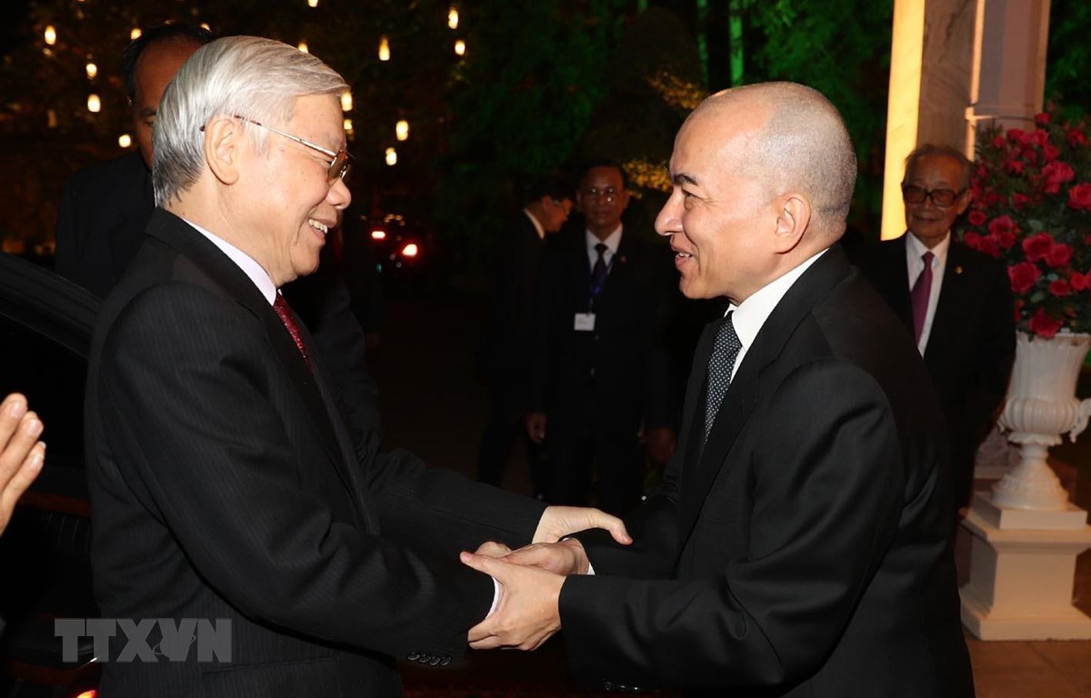 Quốc vương Campuchia Norodom Sihamoni đ&oacute;n Tổng B&iacute; thư, Chủ tịch nước Nguyễn Ph&uacute; Trọng. (Ảnh: Tr&iacute; Dũng/TTXVN)