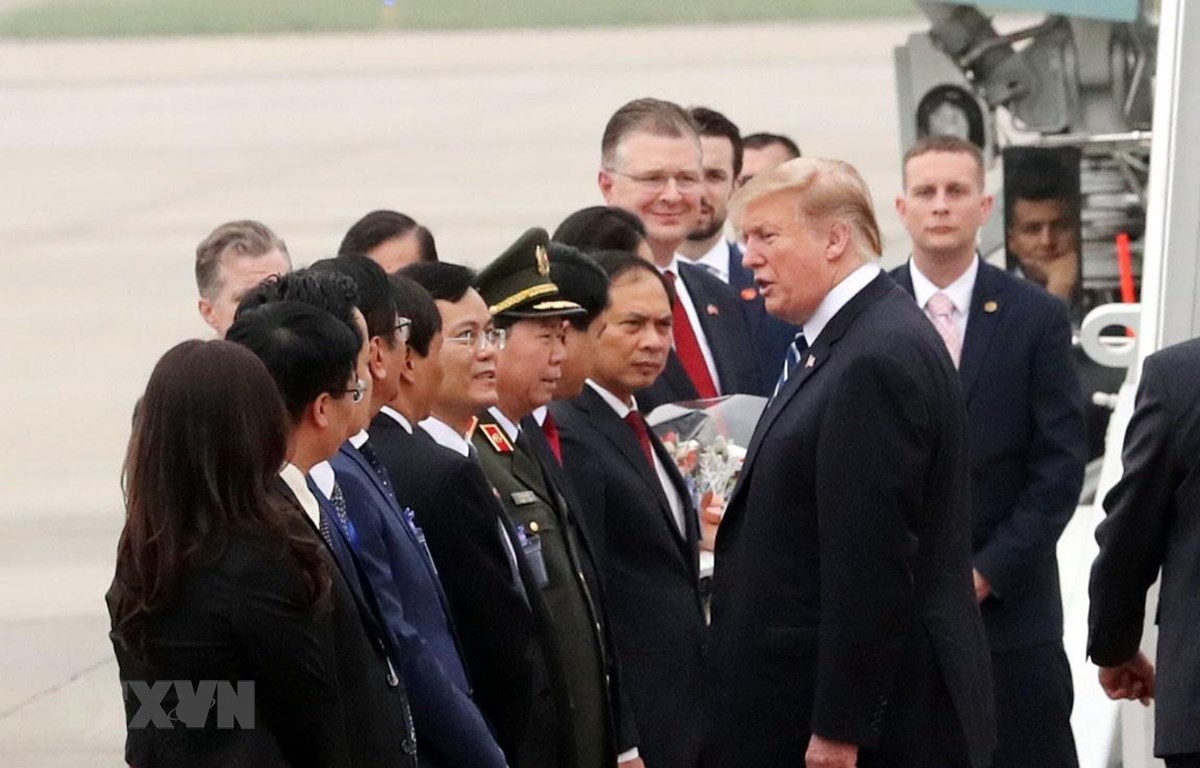 C&aacute;c quan chức Việt Nam tiễn Tổng thống Mỹ Donald Trump tại s&acirc;n bay quốc tế Nội B&agrave;i. (Ảnh: Trọng Đức/TTXVN)