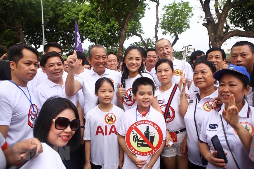  Phó Thủ tướng Thường trực Chính phủ Trương Hòa Bình và các đại biểu tham gia đi bộ quanh bờ hồ Hoàn Kiếm. (Ảnh: Minh Quyết/TTXVN)   Phó Thủ tướng Thường trực Chính phủ Trương Hòa Bình và các đại biểu tham gia đi bộ quanh bờ hồ Hoàn Kiếm. (Ảnh: Minh Quyết/TTXVN)