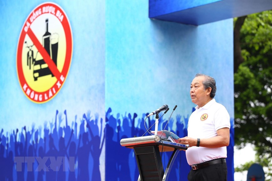 Lôgô, biểu tượng gửi thông điệp tới người tham gia giao thông Đã uống rượu bia - Không lái xe trưng bày tại lễ phát động. (Ảnh: Minh Quyết/TTXVN)   Phó Thủ tướng Thường trực Chính phủ Trương Hòa Bình, Chủ tịch Ủy ban An toàn giao thông Quốc gia phát biểu. (Ảnh: Minh Quyết/TTXVN)