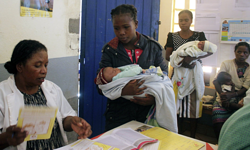Trẻ sơ sinh được đưa đến tiêm phòng sởi tại Madagascar. Ảnh: AP.