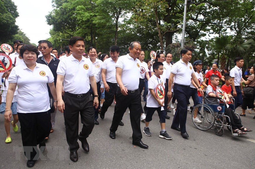  Chủ tịch Ủy ban Nhân dân thành phố Hà Nội Nguyễn Đức Chung ký cam kết Đã uống rượu bia-không lái xe tại chương trình. (Ảnh: Minh Quyết/TTXVN)   Phó Thủ tướng Thường trực Chính phủ Trương Hòa Bình và các đại biểu tham gia đi bộ quanh bờ hồ Hoàn Kiếm. (Ảnh: Minh Quyết/TTXVN)