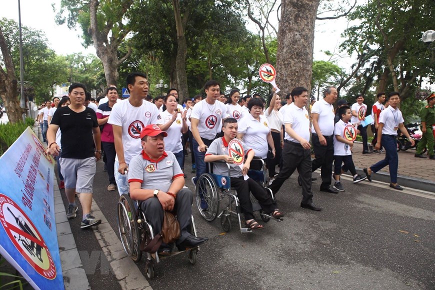  Phó Thủ tướng Thường trực Chính phủ Trương Hòa Bình và các đại biểu tham gia đi bộ quanh bờ hồ Hoàn Kiếm. (Ảnh: Minh Quyết/TTXVN)