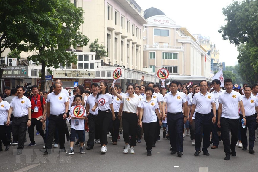  Phó Thủ tướng Thường trực Chính phủ Trương Hòa Bình và các đại biểu tham gia đi bộ quanh bờ hồ Hoàn Kiếm. (Ảnh: Minh Quyết/TTXVN)   Phó Thủ tướng Thường trực Chính phủ Trương Hòa Bình và các đại biểu tham gia đi bộ quanh bờ hồ Hoàn Kiếm. (Ảnh: Minh Quyết/TTXVN)