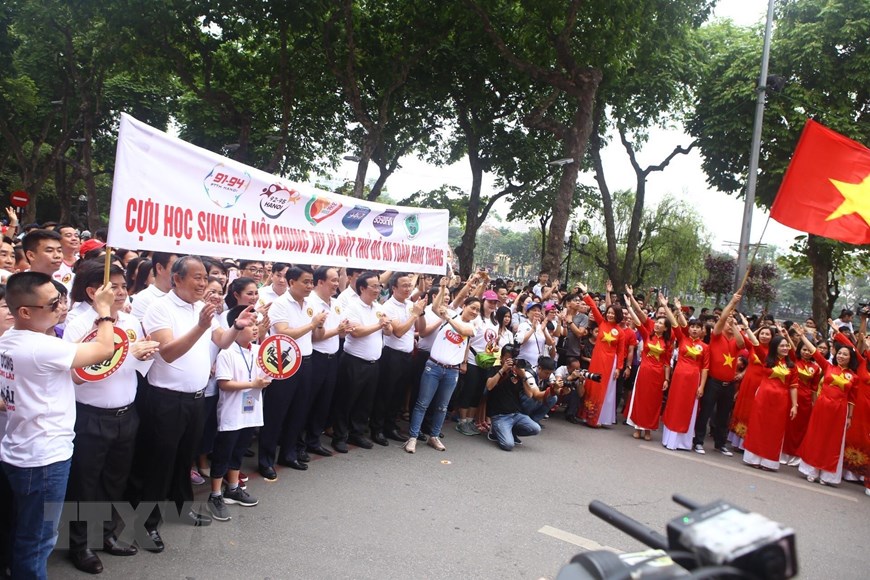  Phó Thủ tướng Thường trực Chính phủ Trương Hòa Bình và các đại biểu tham gia đi bộ quanh bờ hồ Hoàn Kiếm. (Ảnh: Minh Quyết/TTXVN)   Phó Thủ tướng Thường trực Chính phủ Trương Hòa Bình và các đại biểu tham gia đi bộ quanh bờ hồ Hoàn Kiếm. (Ảnh: Minh Quyết/TTXVN)