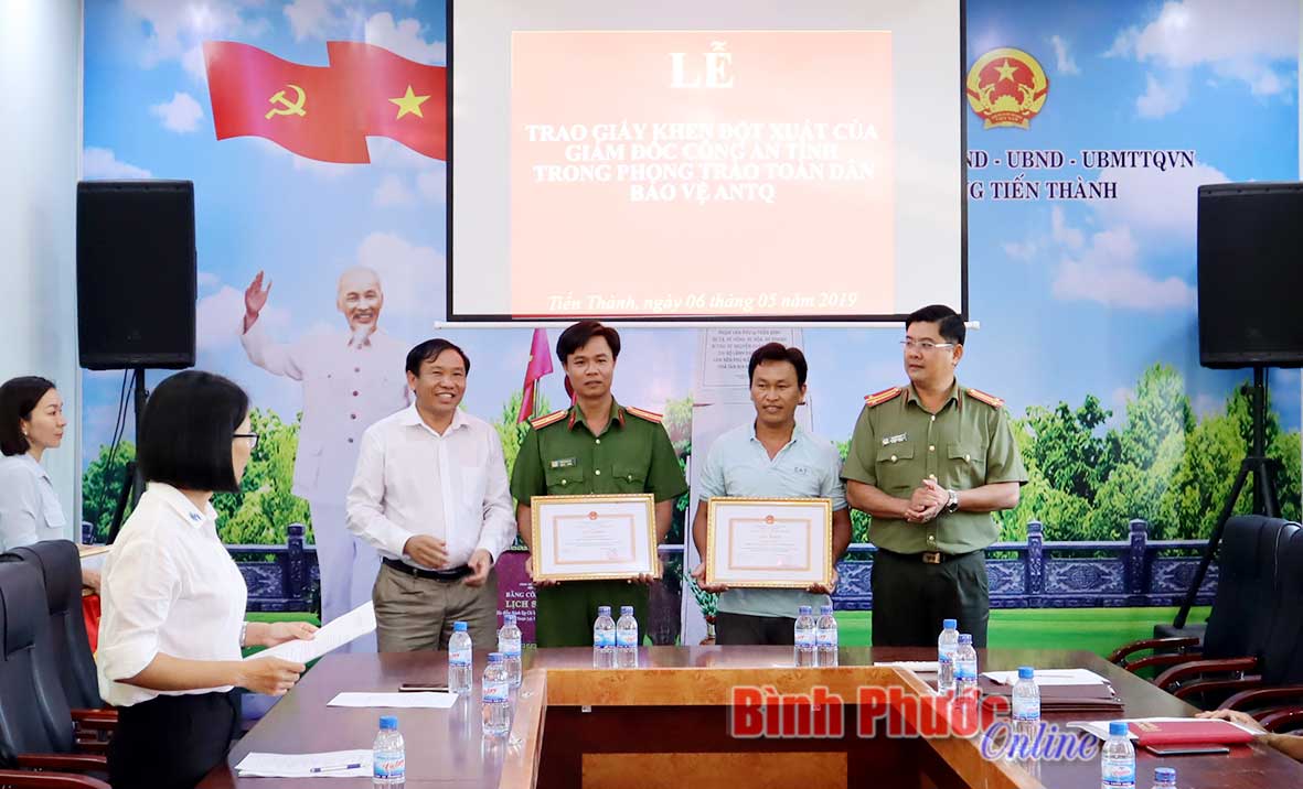 Từ tr&aacute;i qua: C&aacute;c anh Đo&agrave;n B&aacute; Huy v&agrave; Mai Đăng C&ocirc;ng nhận giấy khen đột xuất của Gi&aacute;m đốc C&ocirc;ng an tỉnh