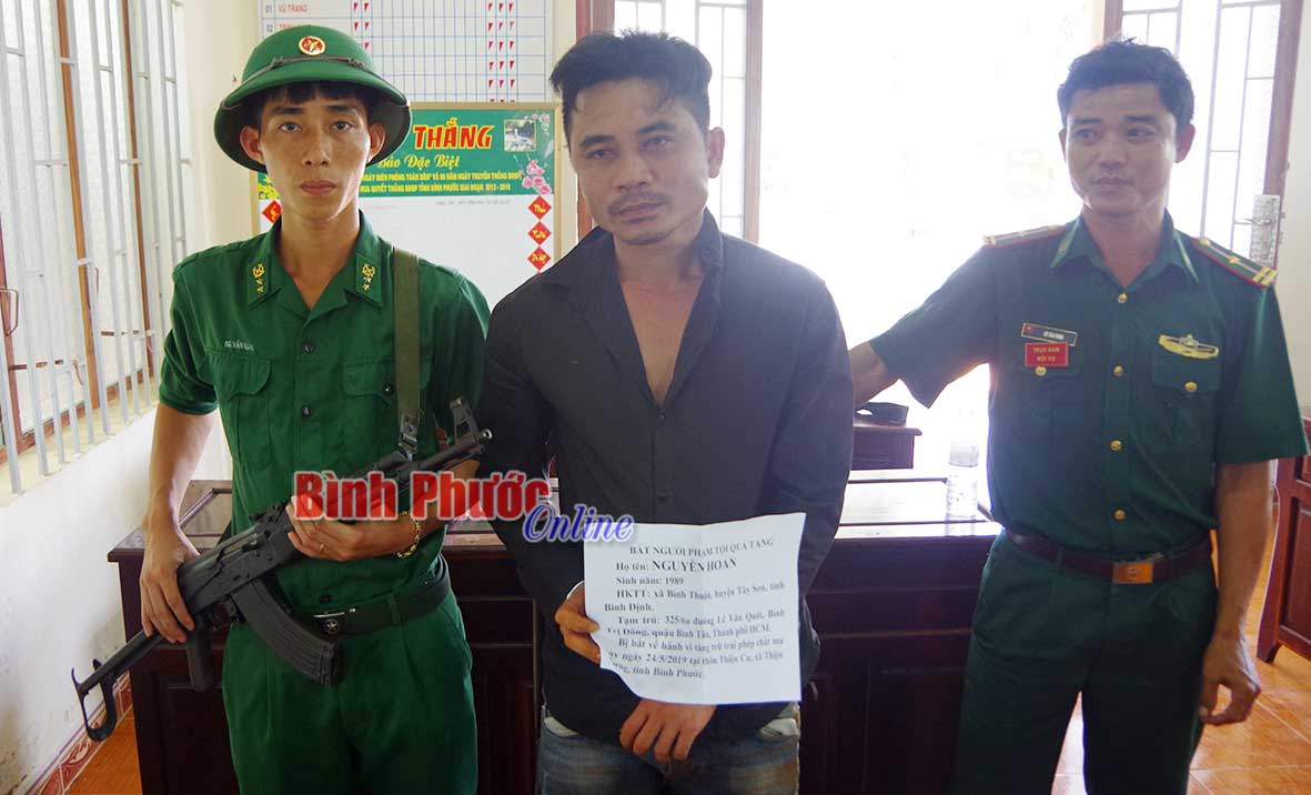 Đối tượng Nguyễn Hoan bị tạm giữ tại Đồn biên phòng Bù Đốp