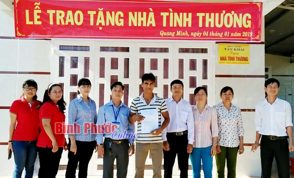 UBND huyện Chơn Thành bàn giao nhà tình thương cho hộ anh Điểu Sơn ở ấp Bàu Teng, xã Quang Minh - Ảnh: Đỗ Trình