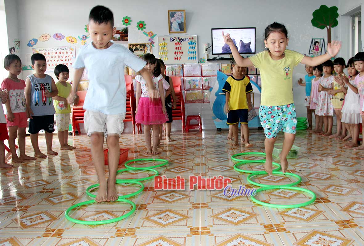 Các cháu Trường mầm non Phú Riềng, huyện Phú Riềng hào hứng tham gia trò chơi