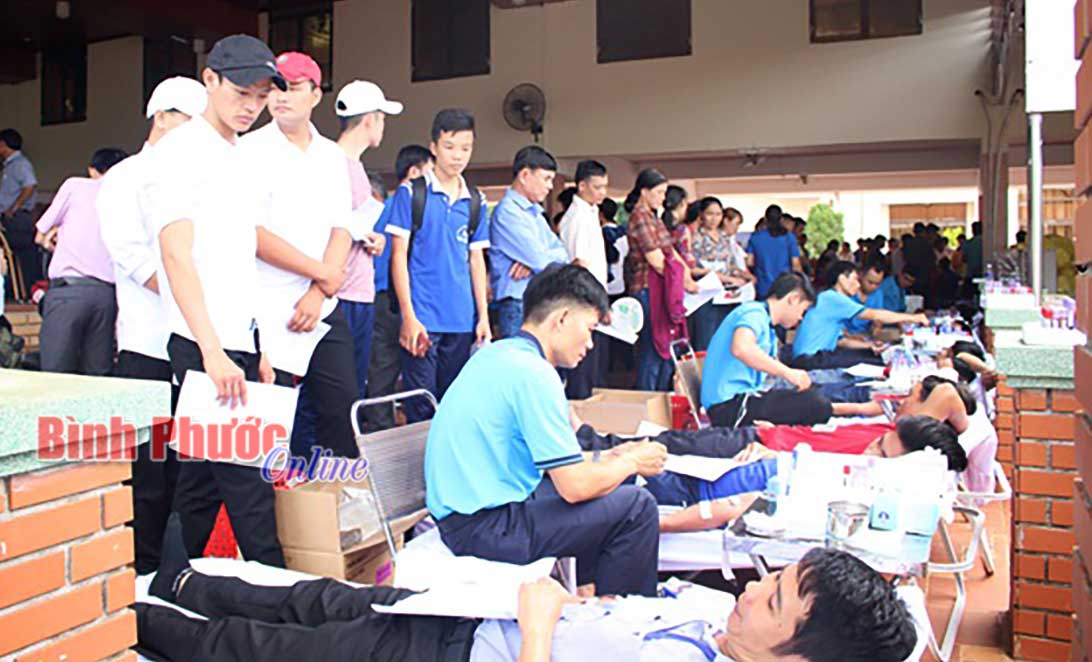 Hội Chữ thập đỏ huyện phối hợp Trung tâm Huyết học - Bệnh viện Chợ Rẫy tổ chức lấy máu tình nguyện tại huyện Phú Riềng