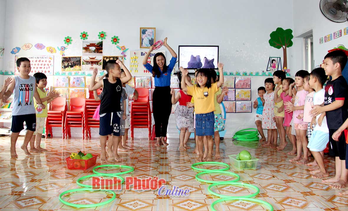 Các cháu Trường mầm non Phú Riềng hứng thú tham gia trò chơi vận động tại lớp