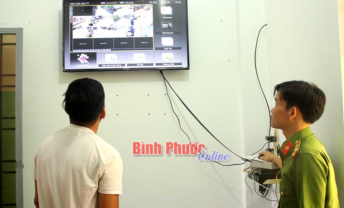 Hình ảnh từ các mắt camera ghi lại được chuyển về bộ nguồn đặt tại trụ sở UBND xã Phú Riềng