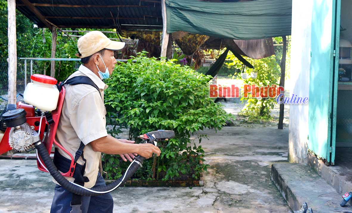 Phun xịt muỗi xử lý ổ dịch nhỏ tại ấp 1, xã Minh Hưng (Chơn Thành)
