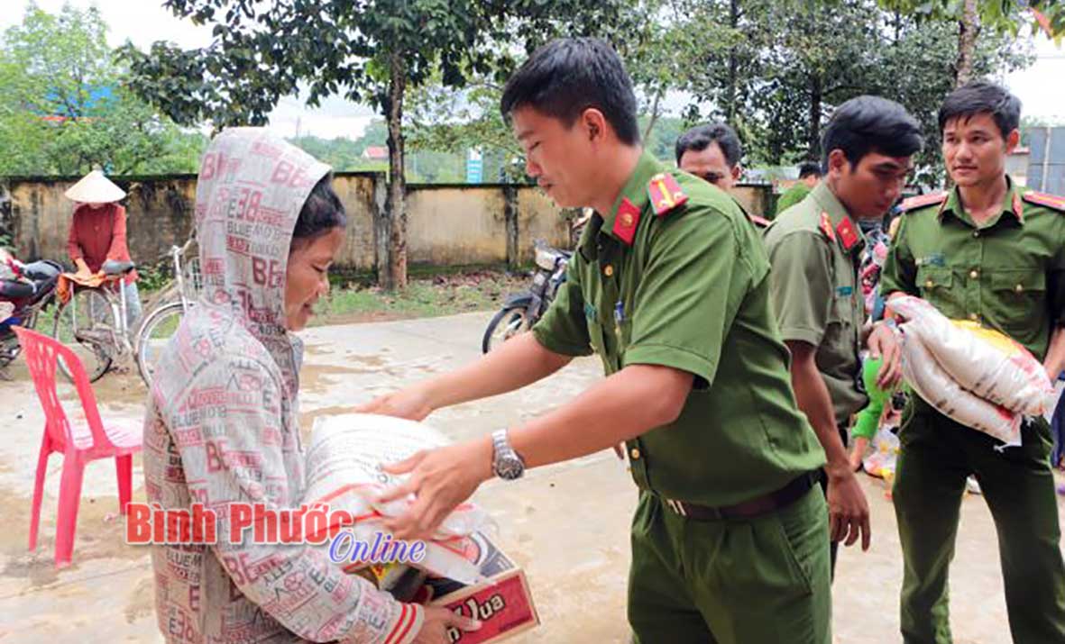 Công an huyện Đồng Phú trao quà cho hộ nghèo tại Đồng Tâm