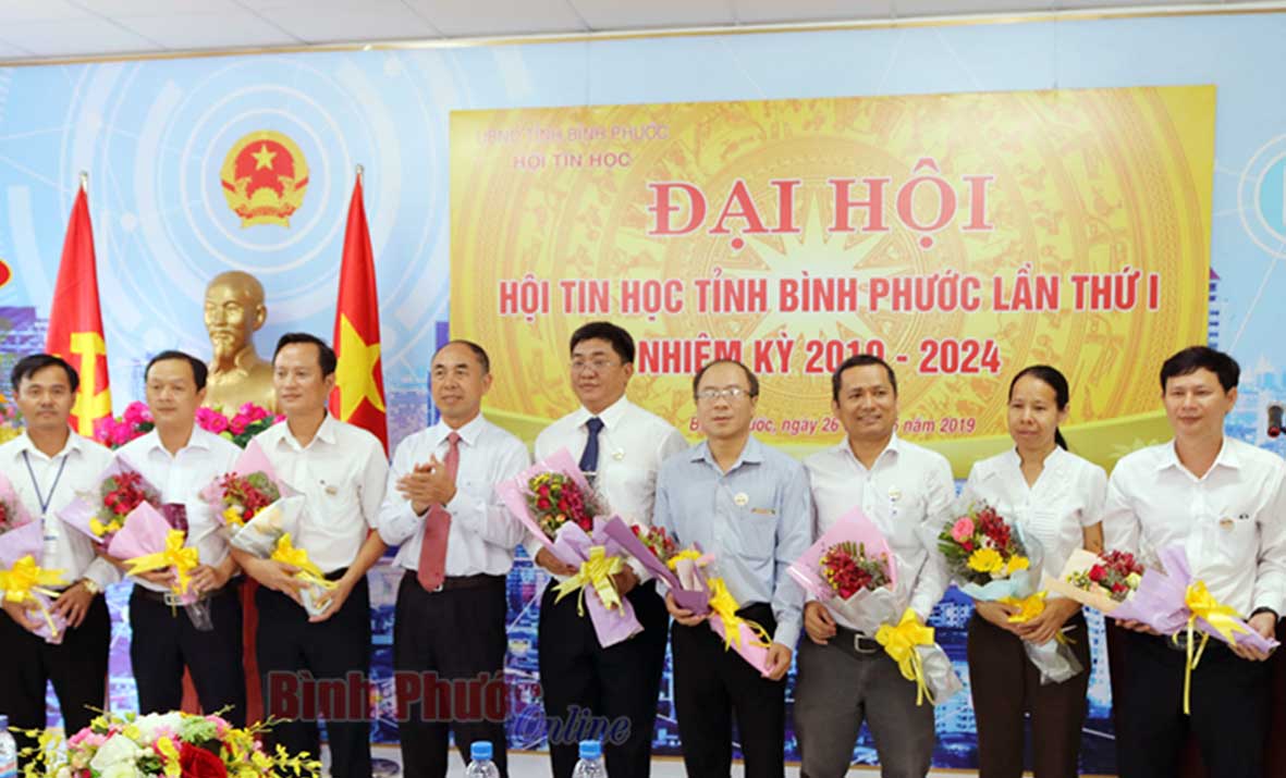 Phó chủ tịch UBND tỉnh Nguyễn Tiến Dũng tặng hoa chúc mừng Ban Chấp hành Hội Tin học tỉnh nhiệm kỳ 2019-2024