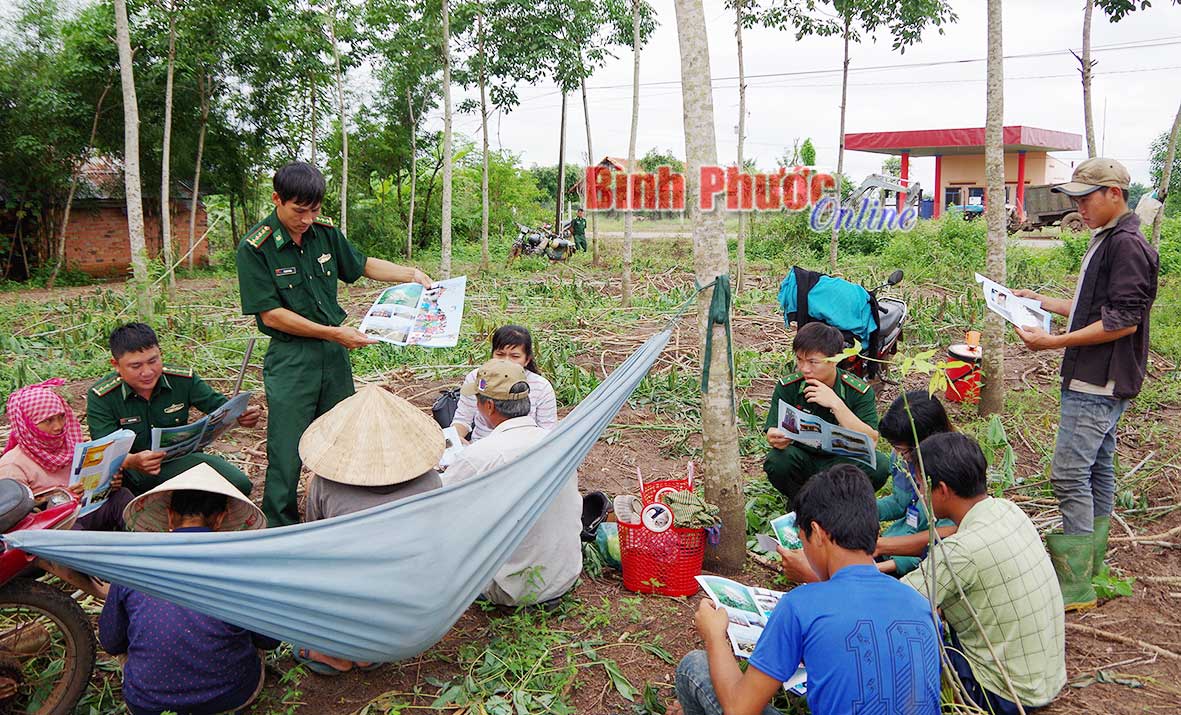 Cán bộ Đồn biên phòng cửa khẩu Lộc Thịnh đến từng nhà dân để tuyên truyền phổ biến pháp luật
