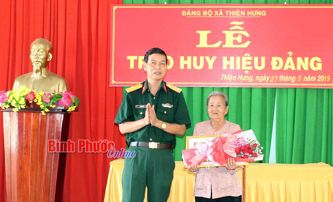 Bù Đốp trao Huy hiệu Đảng đợt 19