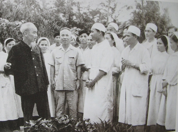 Chủ tịch Hồ Chí Minh thăm Bệnh xá Vân Đình, Hà Tây vào tháng 4-1963. Người căn dặn: “Lương y như từ mẫu”. Ảnh tư liệu