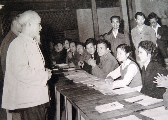 Chủ tịch Hồ Chí Minh thăm và nói chuyện tại lớp học bổ túc văn hóa và kỹ thuật của công nhân Nhà máy Ô tô 1-5 (tháng 12-1963).  Ảnh tư liệu.