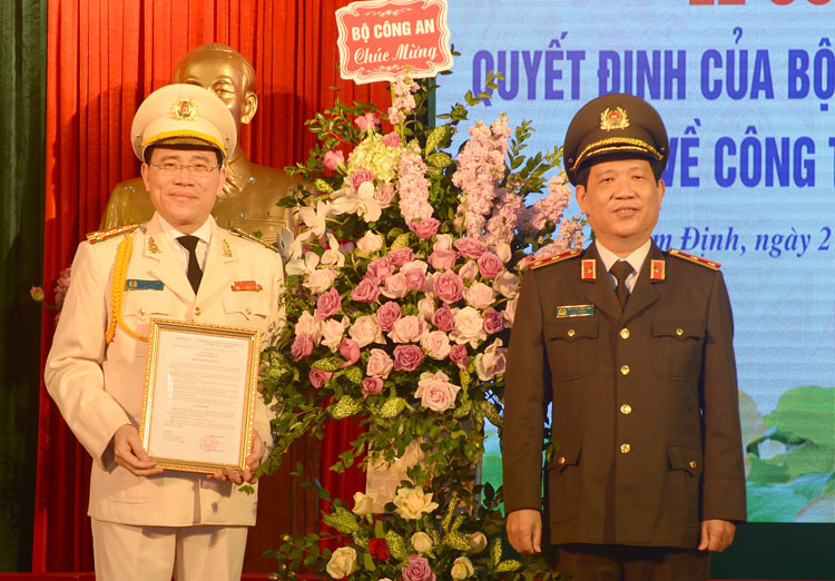 Đại tá Phạm Văn Long nhận quyết định bổ nhiệm chiều 27/3. Ảnh: Bộ Công an
