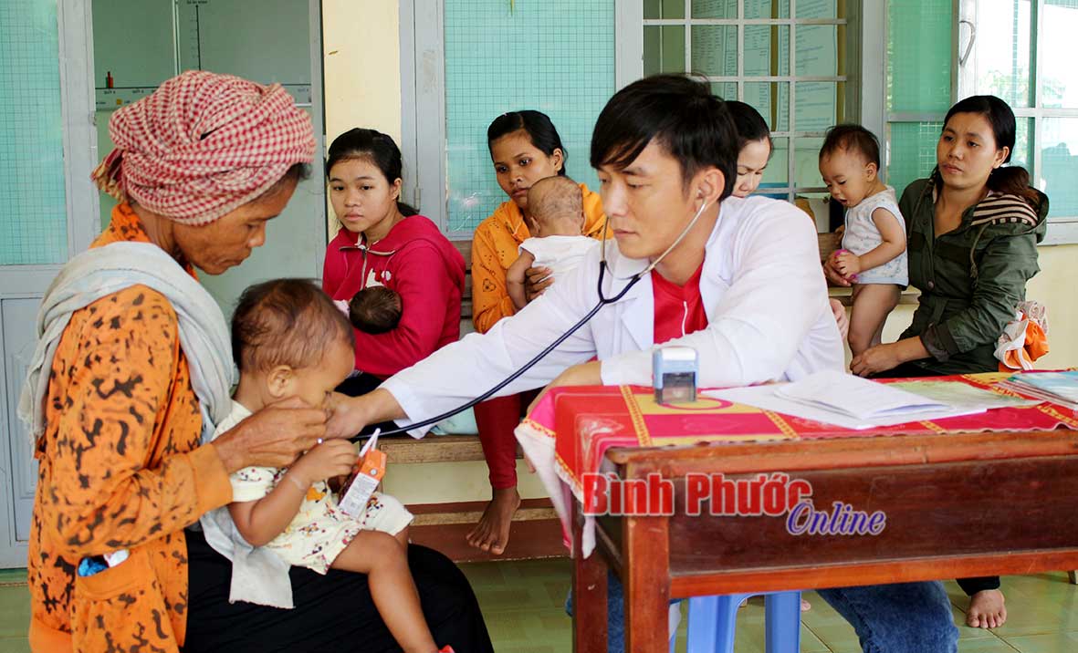 Trạm Y tế xã An Khương khám, cân đo, tư vấn trong một đợt tiêm ngừa vắc-xin sởi cho trẻ