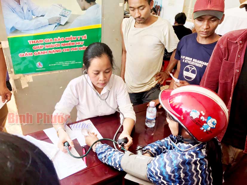 Người dân xã Đắk Ơ được khám bệnh và cấp thuốc miễn phí 