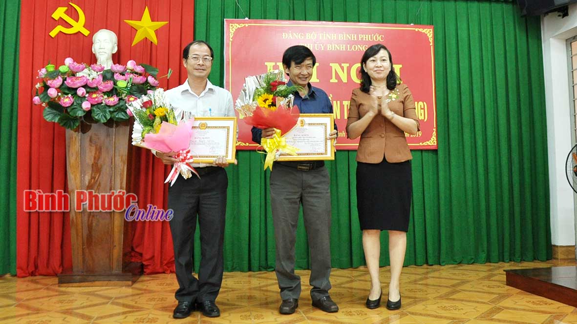 Phó chủ tịch UBND tỉnh Huỳnh Thị Hằng trao bằng khen của Tỉnh ủy cho các tập thể, cá nhân tiêu biểu