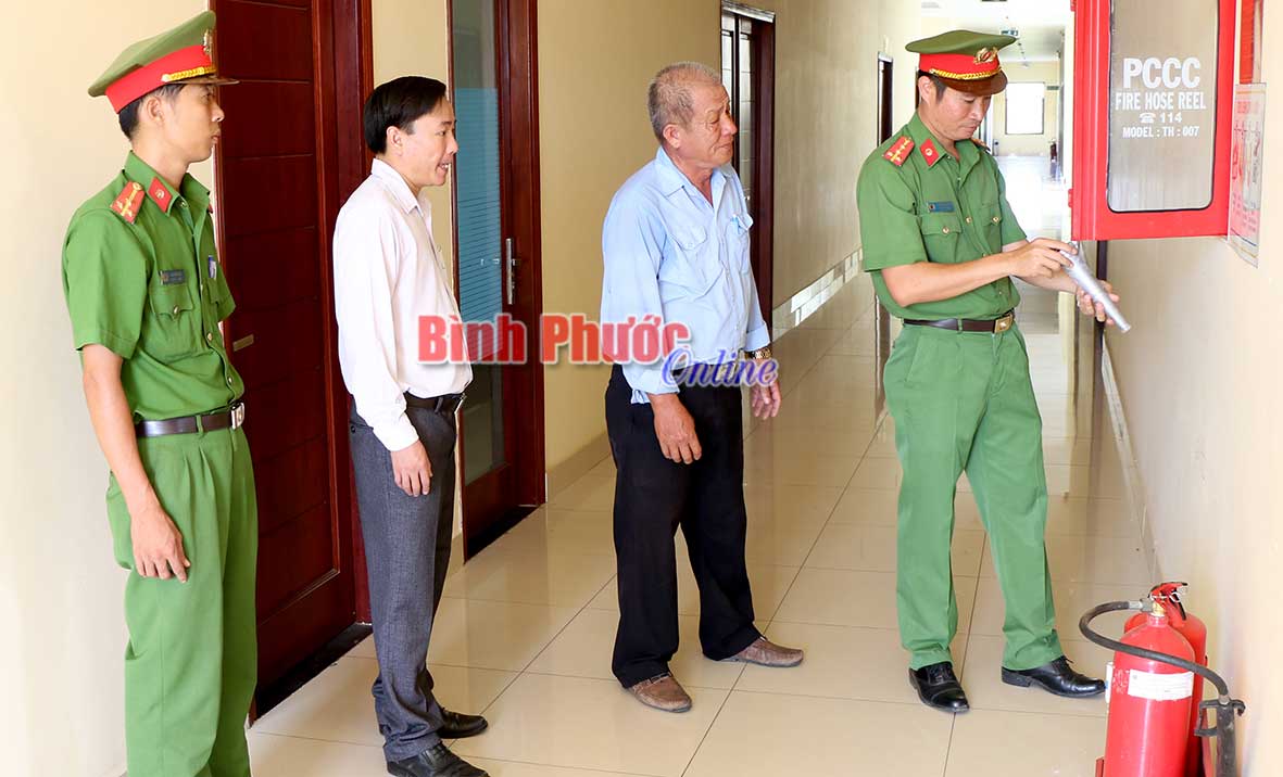 Đại úy Phạm Quang Đức cùng đồng đội tổ chức kiểm tra và hướng dẫn thực hiện công tác phòng cháy, chữa cháy tại các cơ quan trên địa bàn huyện Hớn Quản