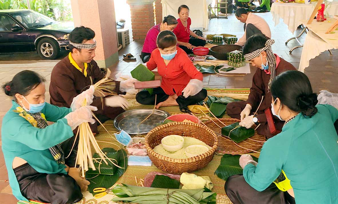 Phần thi gói bánh chưng của xã Bù Nho