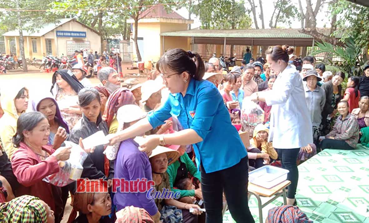 Cấp thuốc và tặng quà cho người dân đến khám bệnh 	Văn Tâm Đài TT Bình Long