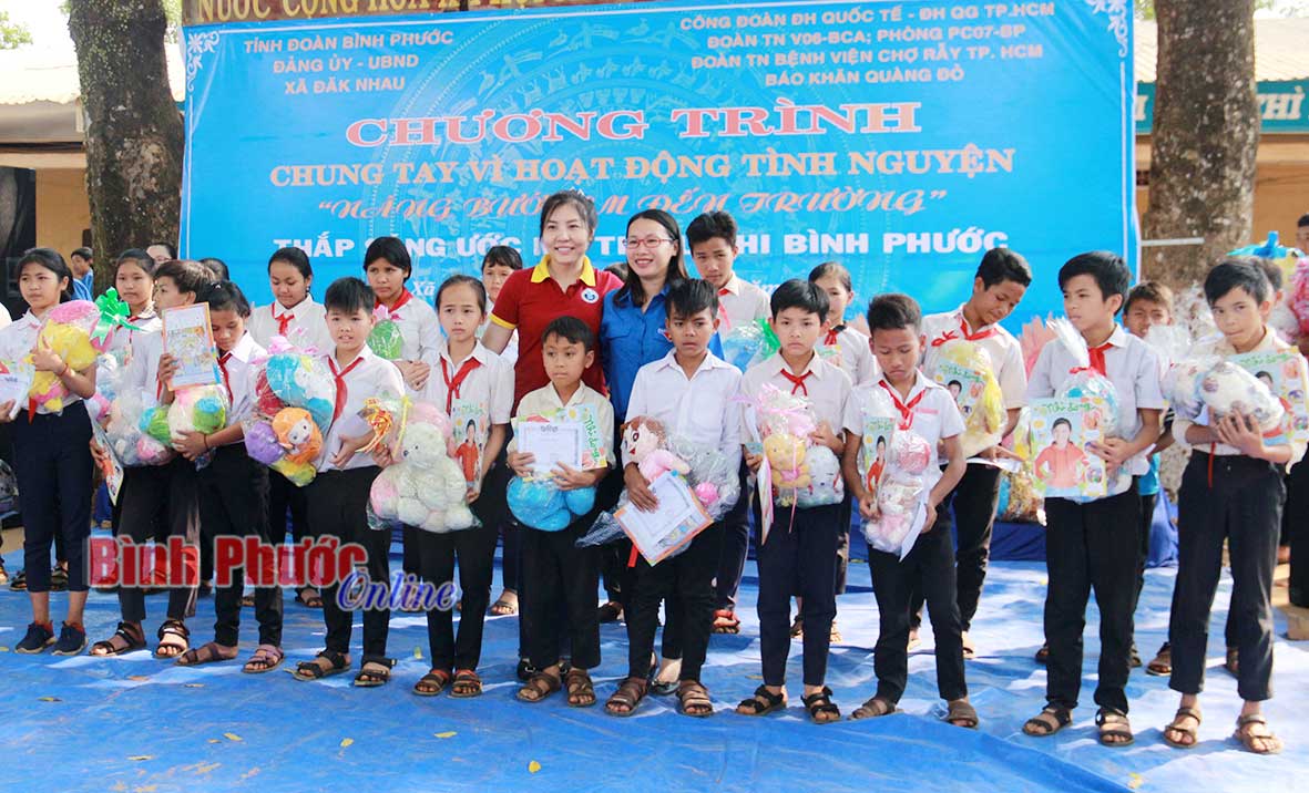 Thanh niên tình nguyện tặng quà cho thiếu nhi có hoàn cảnh khó khăn tại xã Đắk Nhau, huyện Bù Đăng