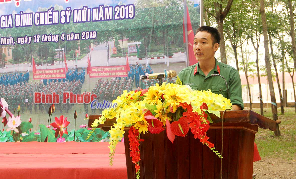 Chiến sĩ mới Phan Ngọc Minh, Tiểu đội 3, Trung đội 1, Đại đội 1, Tiểu đoàn 208 thay mặt các tân binh phát biểu tại buổi họp mặt: “Chúng tôi tự hào được cống hiến sức trẻ cho quê hương, Tổ quốc”.