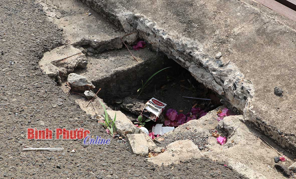 Miệng hố thu nước trên mặt đường đã mất nắp chắn rác trở thành “cái bẫy” nguy hiểm đối với người dân khi lưu thông qua lại khu vực này.