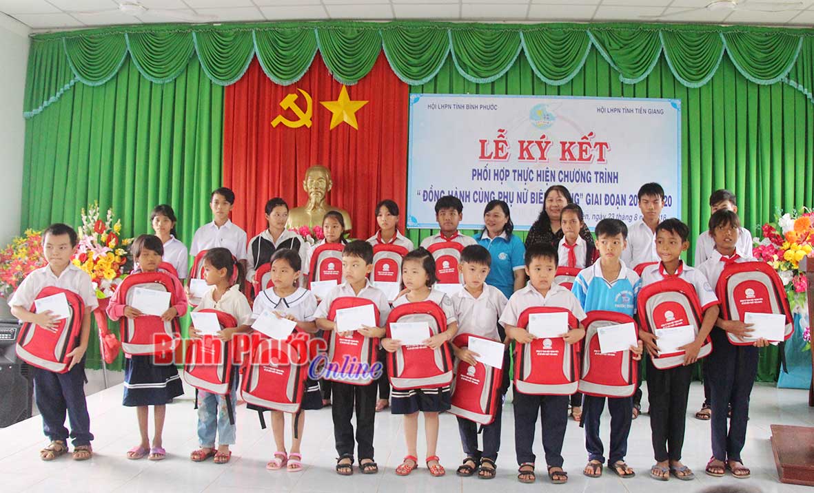 Trường tiểu học Phước Thiện vận động trao quà, học bổng tặng học sinh nghèo vượt khó