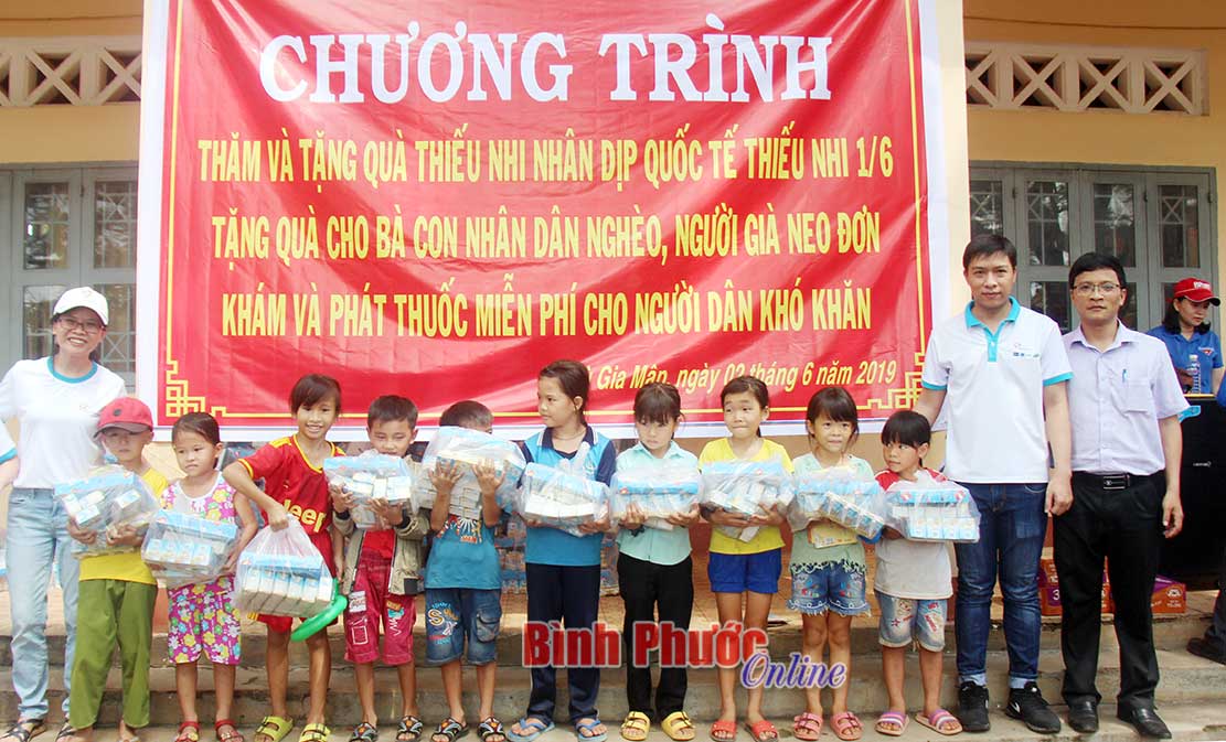 Tặng quà trẻ em xã Phước Minh