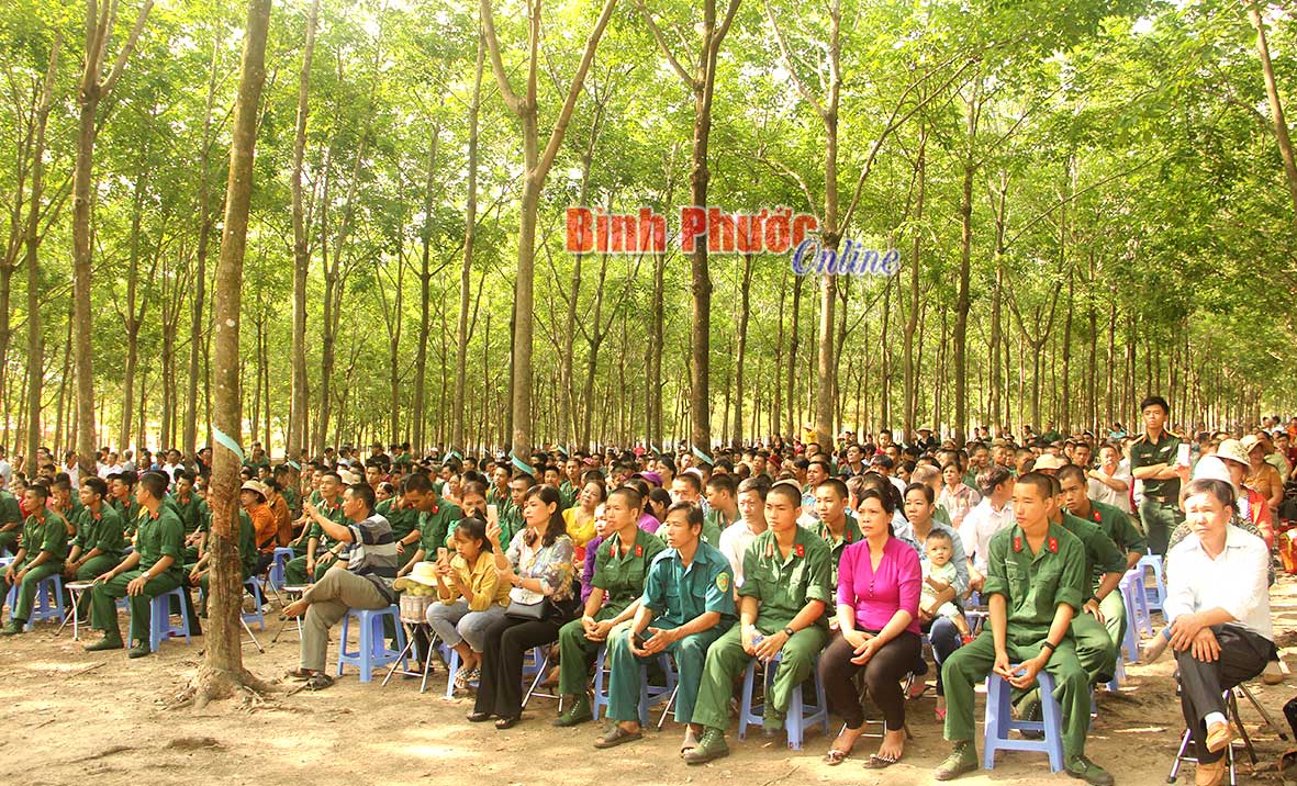 C&aacute;c chiến sĩ mới v&agrave; th&acirc;n nh&acirc;n gia đ&igrave;nh dự buổi họp mặt