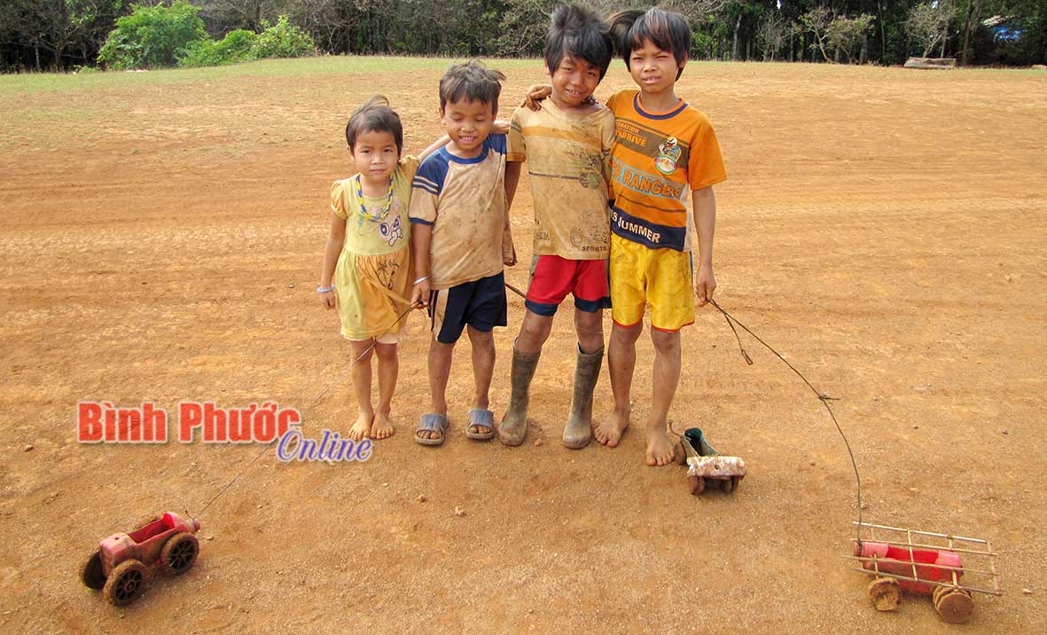 Trẻ em DTTS xã Bù Gia Mập, huyện Bù Gia Mập vui chơi tại bãi đất trống trong dịp hè