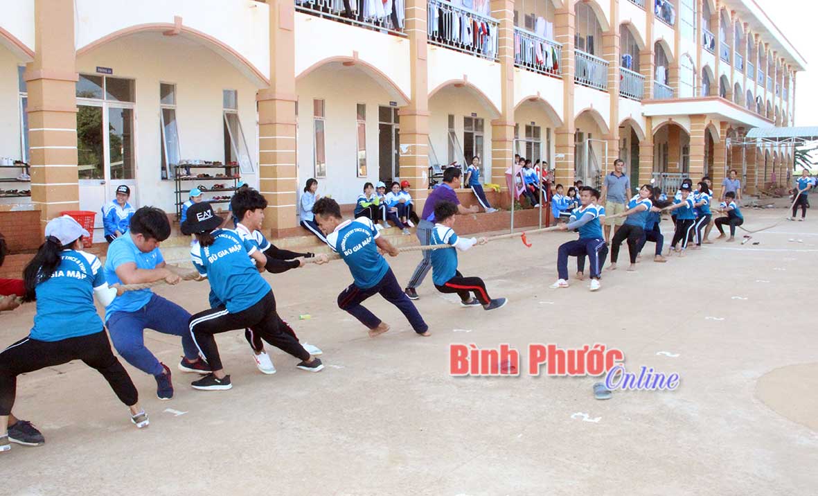 Học sinh Trường phổ thông dân tộc nội trú THCS-THPT Bù Gia Mập luyện tập thể dục thể thao
