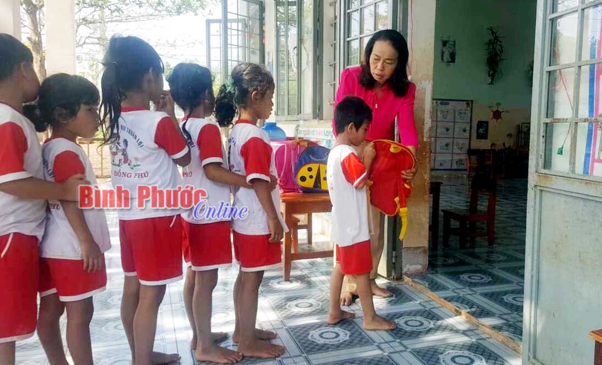 Cô giáo Lường Thị Hương hướng dẫn các bé xếp hàng trước khi vào lớp