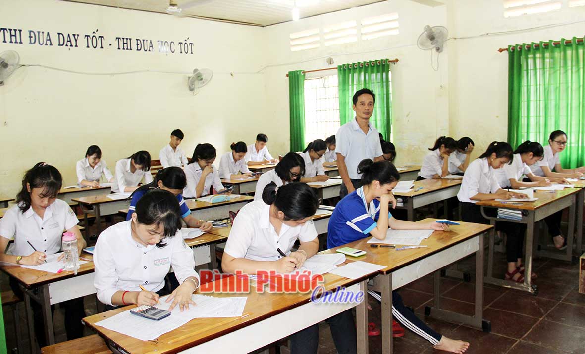 Học sinh Trường THPT Lộc Ninh trong giờ học