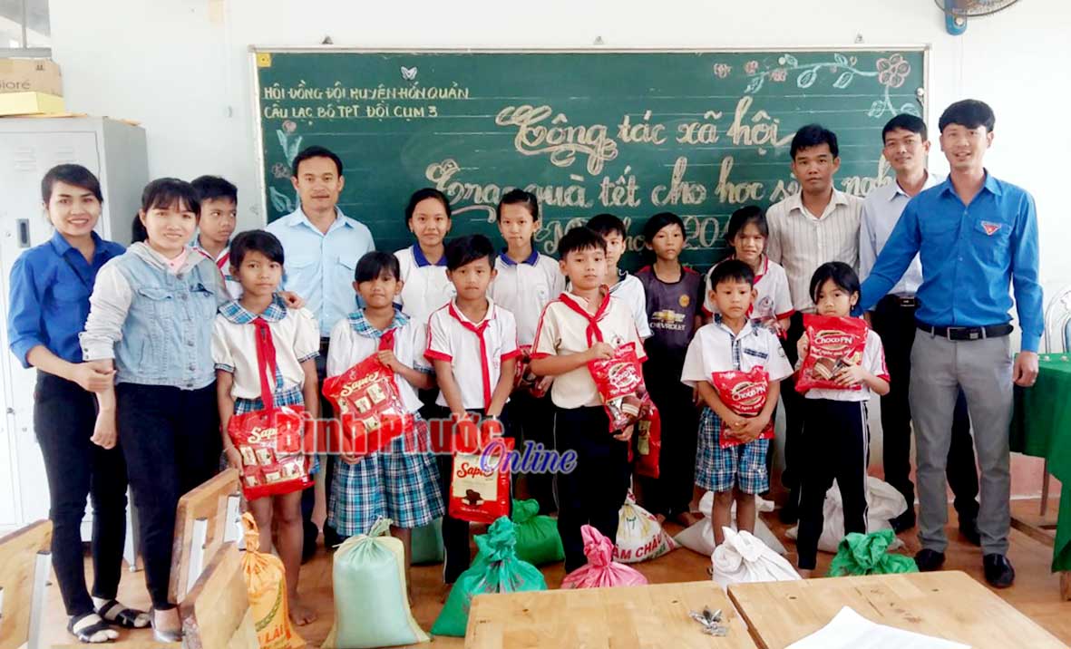 Trao quà tặng học sinh hoàn cảnh khó khăn tại Liên đội Trường tiểu học Tân Quan, xã Tân Quan năm học 2018-2019