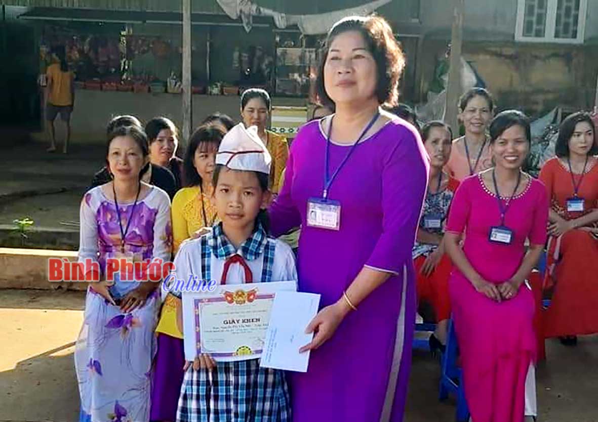 Cô Viên A Muối, Hiệu trưởng Trường tiểu học Tân Thành A tặng giấy khen biểu dương em Nguyễn Thị Yến Nhi