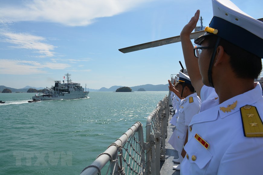  Trung đội tăng phối hợp với hải quân đánh bộ diễn tập tấn công. (Ảnh: Trọng Đức/TTXVN)   Tàu hộ vệ tên lửa 012 Lý Thái Tổ của Việt Nam tham gia duyệt binh hạm đội trên biển với sự hiện diện của 27 tàu thuộc các lực lượng trên biển của Malaysia và 15 tàu khác đến từ các nước trong và ngoài khu vực, ngày 27/3/2019, trong khuôn khổ Triển lãm Hàng hải và Hàng không quốc tế Langkawi - Malaysia, năm 2019 (LIMA 2019). (Ảnh: TTXVN)