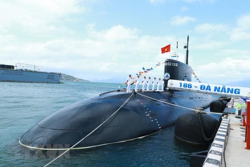  Tàu cảnh sát biển 8001 hoạt động trên vùng biển quần đảo Trường Sa. (Ảnh: Lâm Khánh/TTXVN)   Lễ thượng cờ hai tàu 186 - Đà Nẵng và 187 - Bà Rịa-Vũng Tàu của Lữ đoàn Tàu ngầm 189 Hải quân tại Khánh Hòa (ngày 28/2/2017). (Ảnh: Thống Nhất/TTXVN)